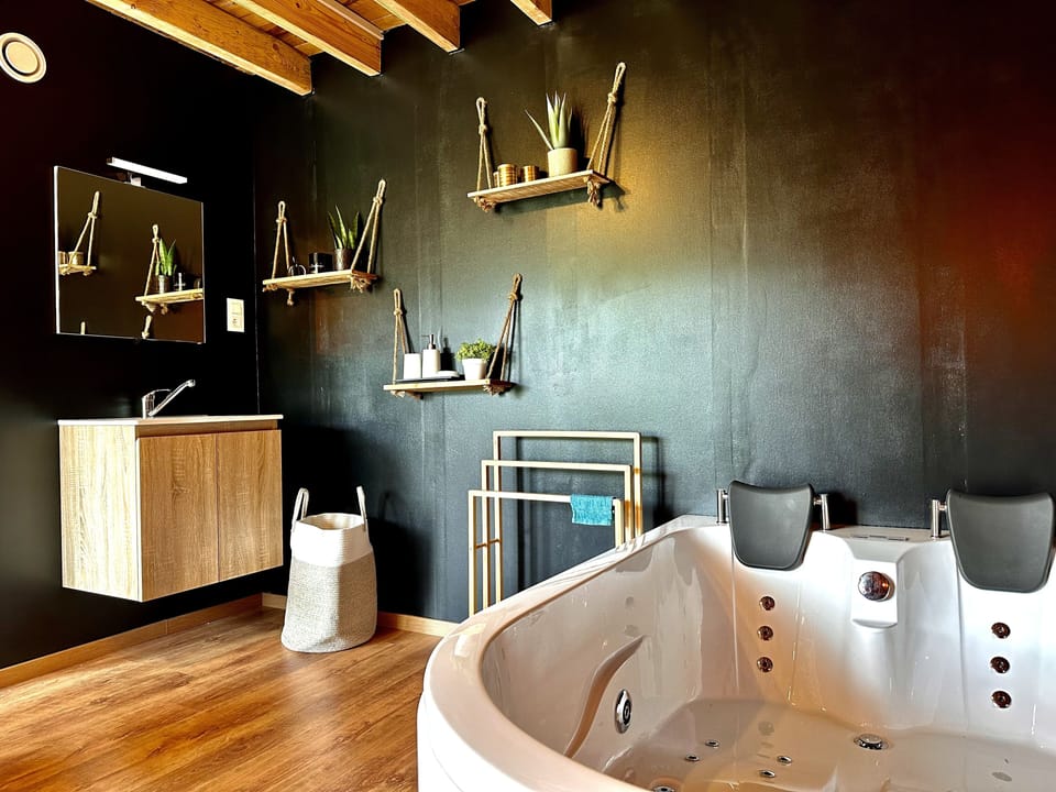 Basic House | Bathroom | Bathtub, jetted tub, hair dryer, towels