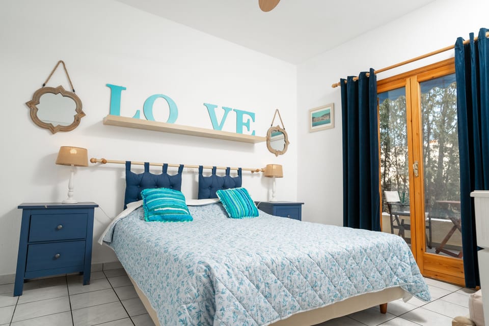 Standard Room | In-room safe, iron/ironing board, WiFi (free), bed sheets