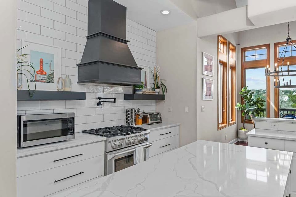 Culinary perfection: Our large kitchen is every chef's dream, complete with a gas stove and all kitchen essentials. Unleash your inner gourmet and create culinary masterpieces with ease.