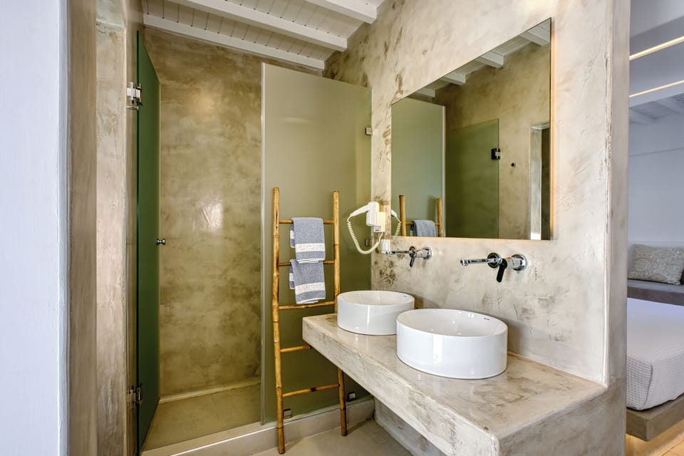 Deluxe Double Room | Bathroom | Shower, rainfall showerhead, hair dryer