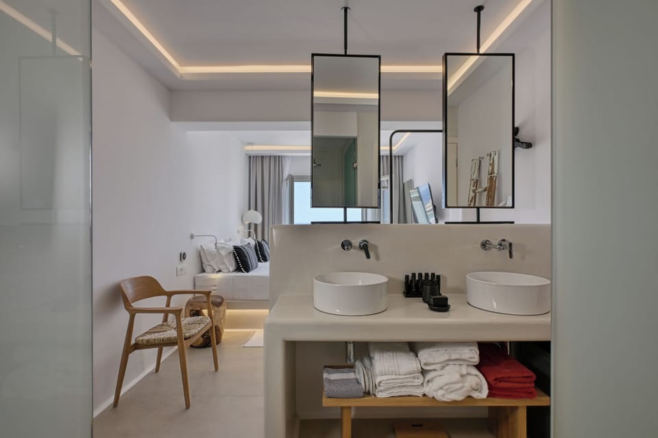 Deluxe Double Room, 1 King Bed, Private Pool, Sea View | Bathroom | Shower, rainfall showerhead, hair dryer