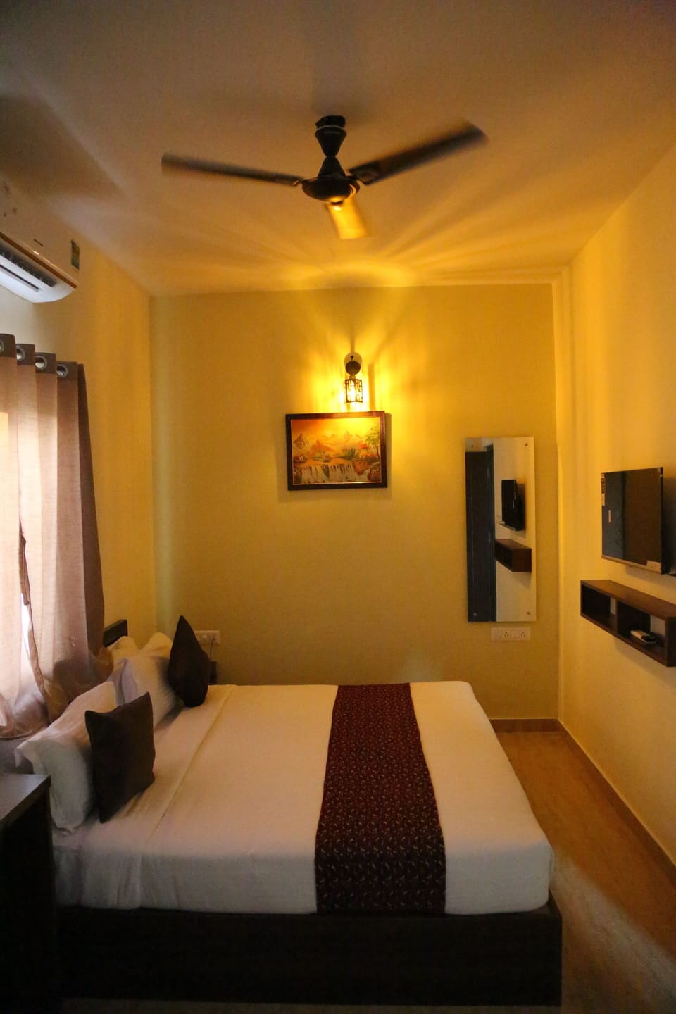 Standard Double Room | Desk, laptop workspace, blackout drapes, free WiFi