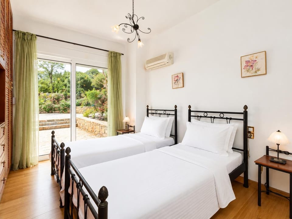 Twin bedroom with A/C