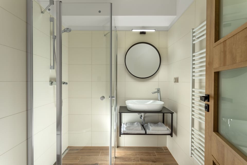 Shower, free toiletries, towels