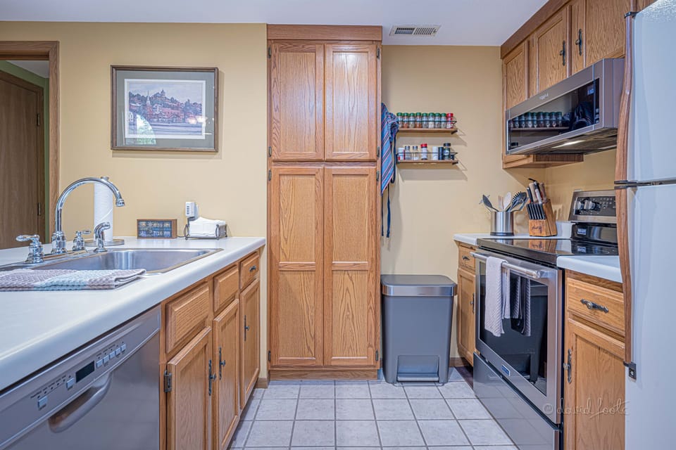 Well appointed kitchen - dishwasher, Keurig Duo coffee, microwave, electric oven/stovetop