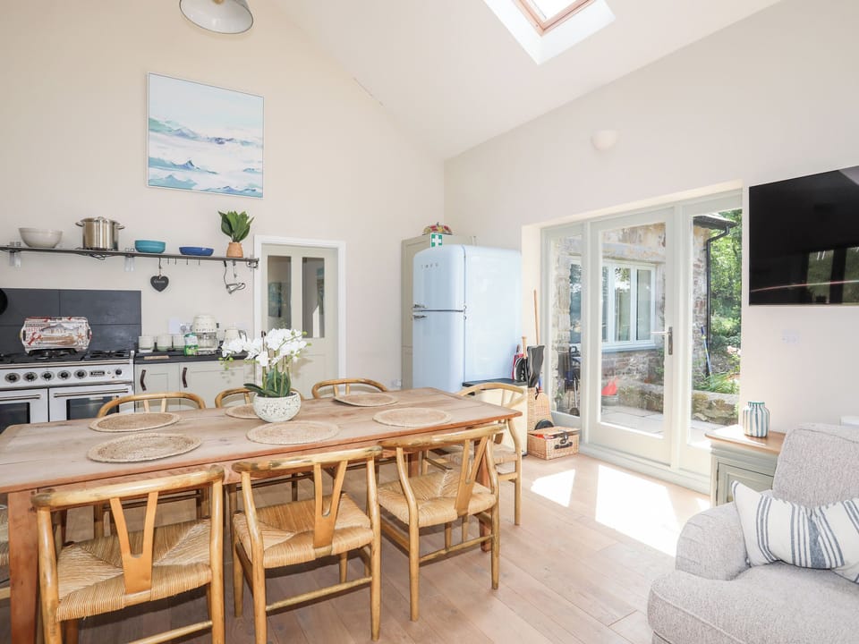 Cottage | Dining