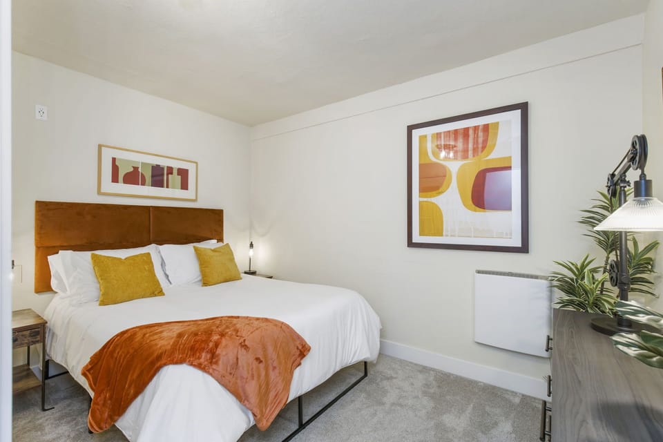 Bedroom with high quality queen size bed, dresser, luggage rack