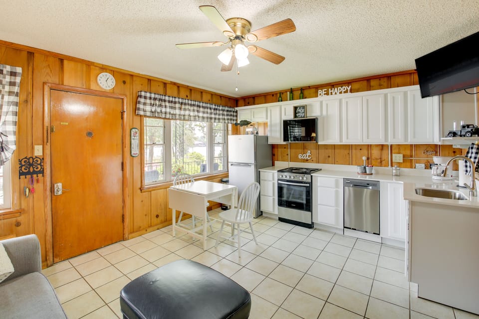 Dining Area | Dishware & Flatware Provided | Central A/C