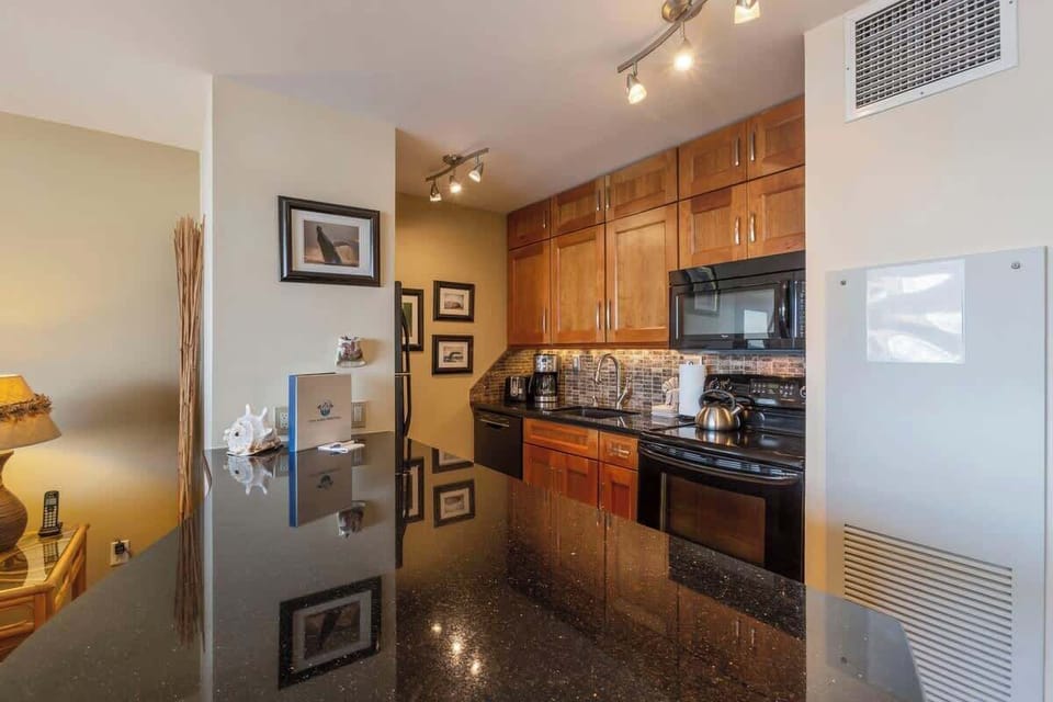 Fully equipped kitchen with breakfast bar.
