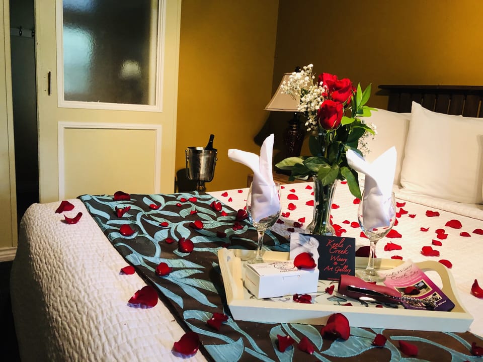 Jacuzzi Hot Tub Room | Iron/ironing board, free WiFi, bed sheets