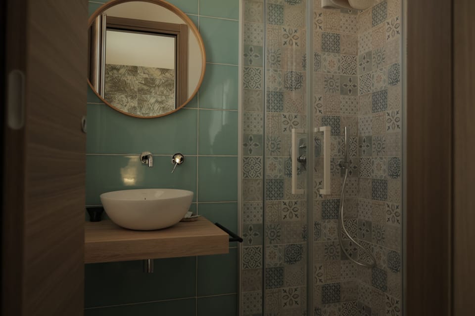 Double or Twin Room | Bathroom | Shower, rainfall showerhead, designer toiletries, hair dryer