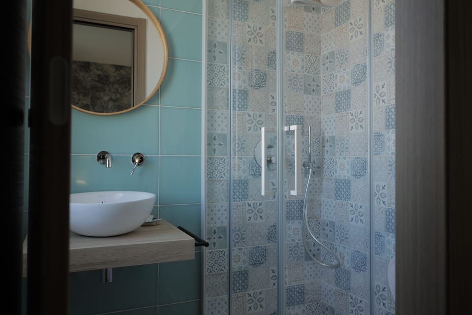Double or Twin Room | Bathroom | Shower, rainfall showerhead, designer toiletries, hair dryer