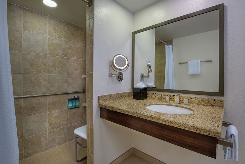 Combined shower/tub, eco-friendly toiletries, towels