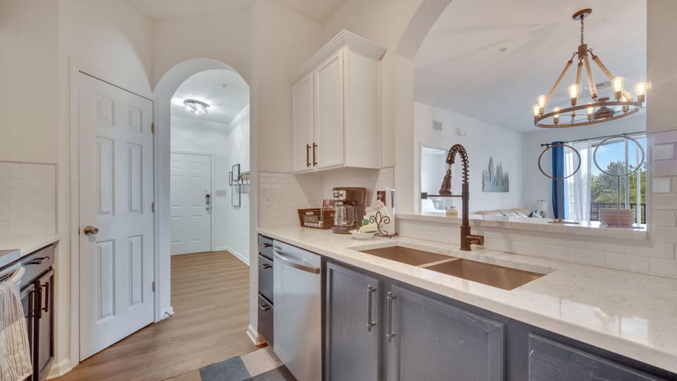 Fully stocked kitchen - Mr Coffee-coffeemaker, Keurig, Air fryer, Rice Cooker