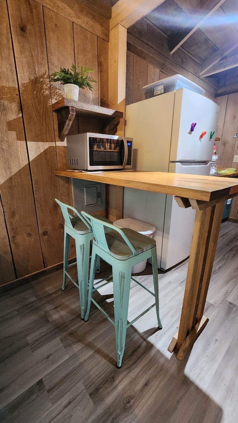 Dining/bar area