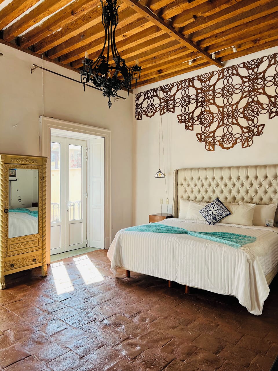 Superior Studio Suite, 1 King Bed, Mountain View | Blackout drapes, soundproofing, free WiFi, bed sheets