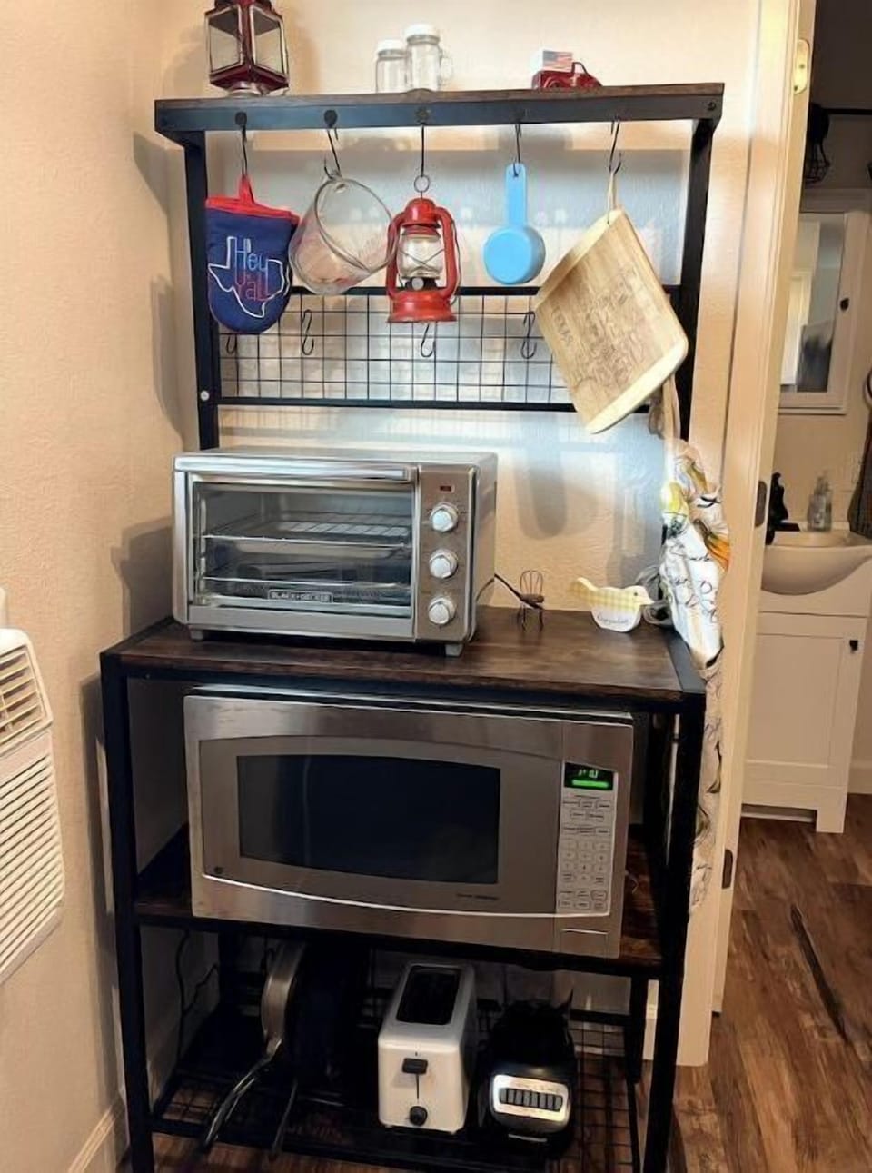 BLENDER, TOASTER OVEN, MICROWAVE, TOASTER, BLENDER, HOT PLATE, GRIDDLE, 