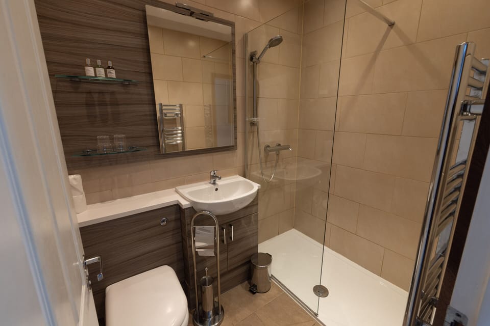 Signature Room, 1 King Bed, Ensuite, Sea View | Bathroom | Shower, hydromassage showerhead, free toiletries, hair dryer