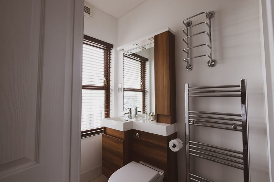 Superior Double Room, Ensuite, Sea View | Bathroom | Shower, hydromassage showerhead, free toiletries, hair dryer