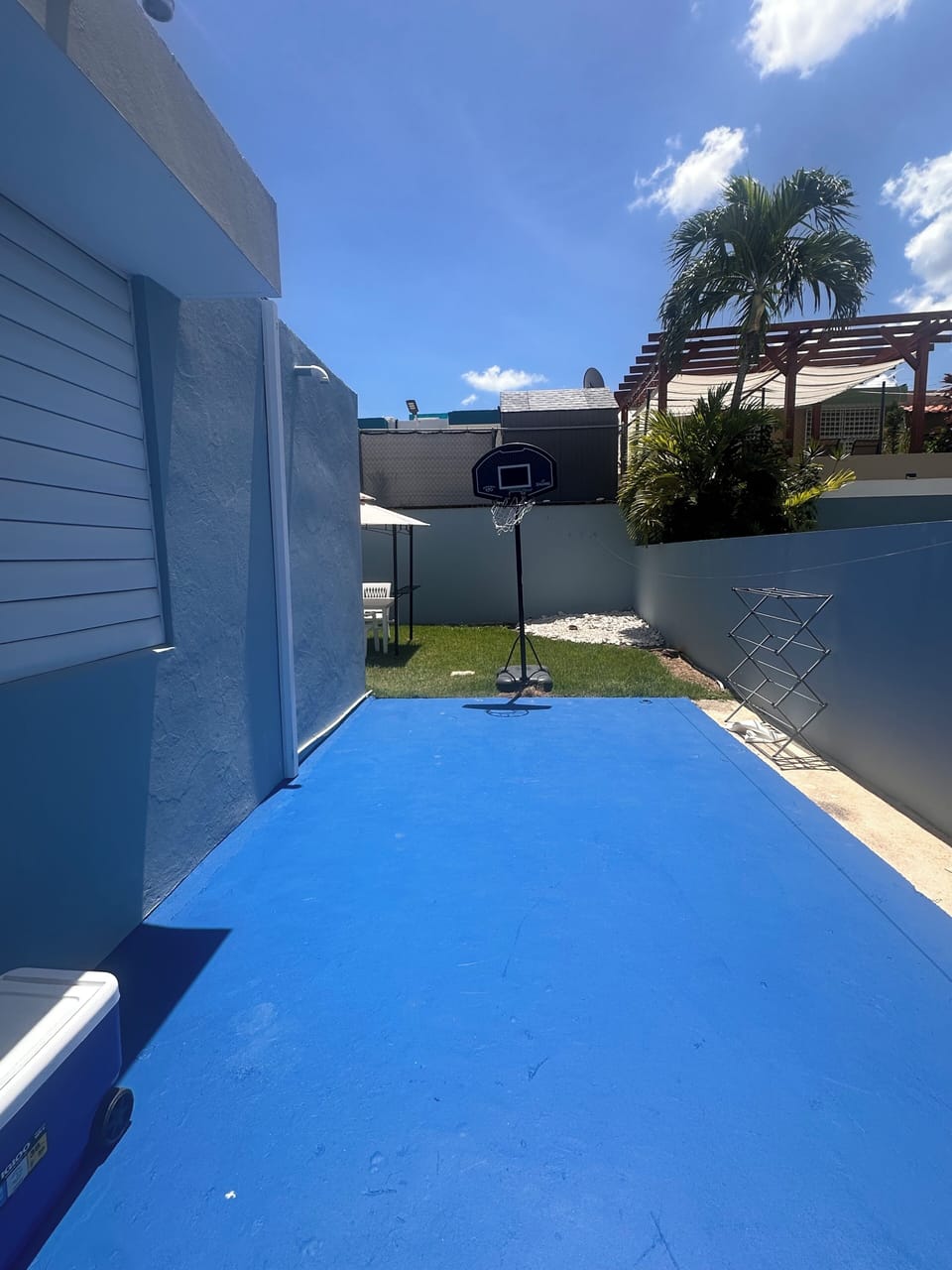 Side yard with basketball hoop