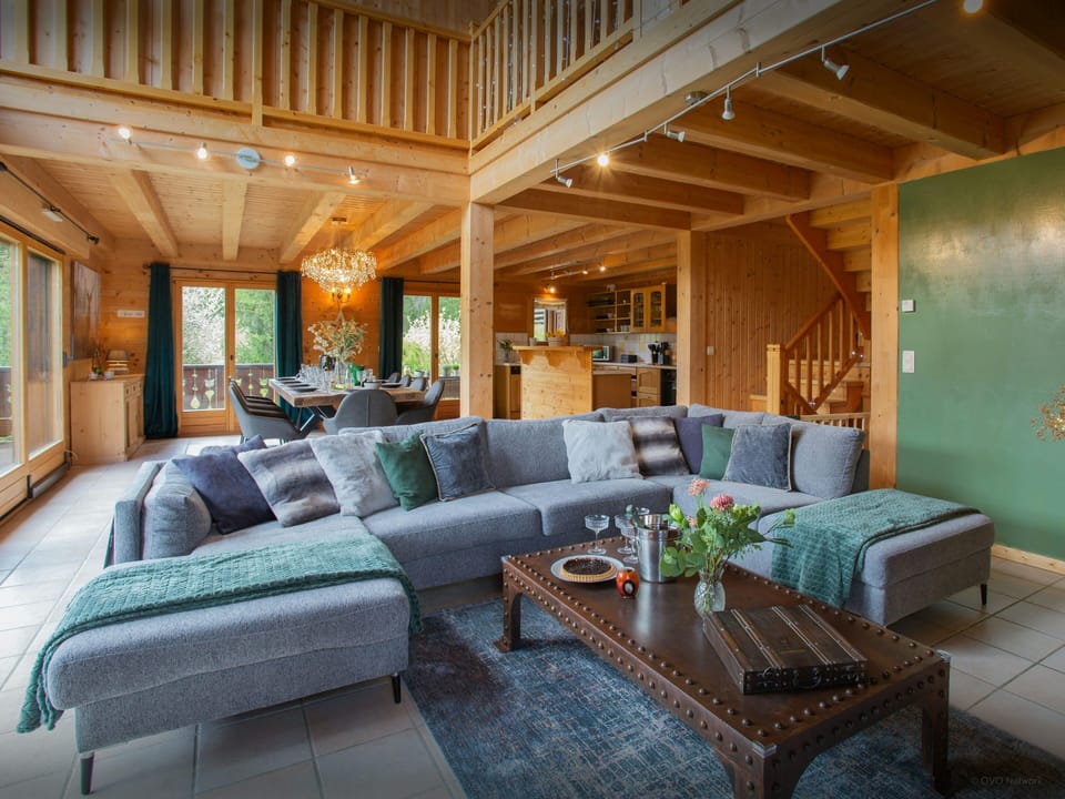 Lounge/Dining