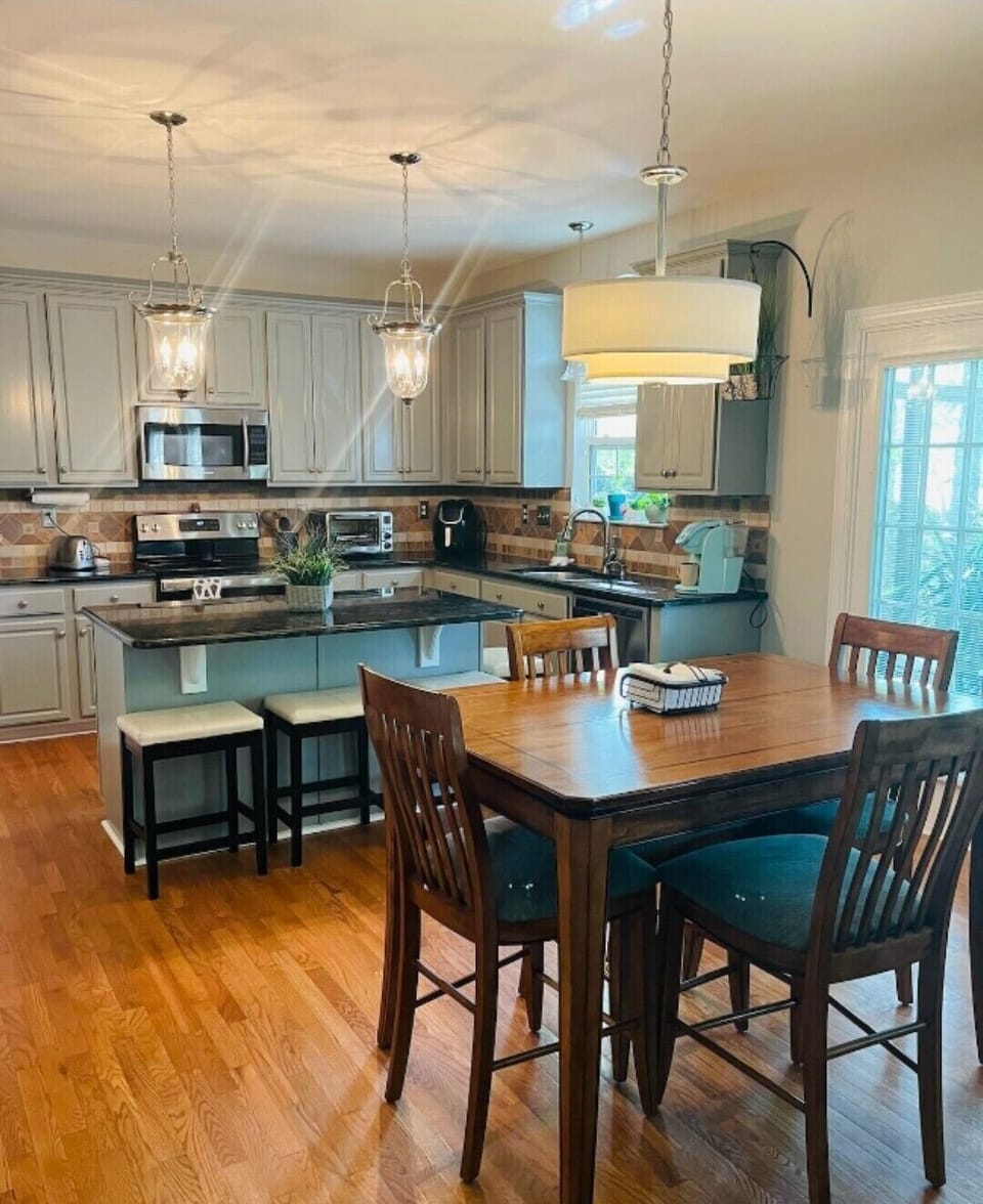 Full kitchen w/ table/seating for 4, Island seating for 4.