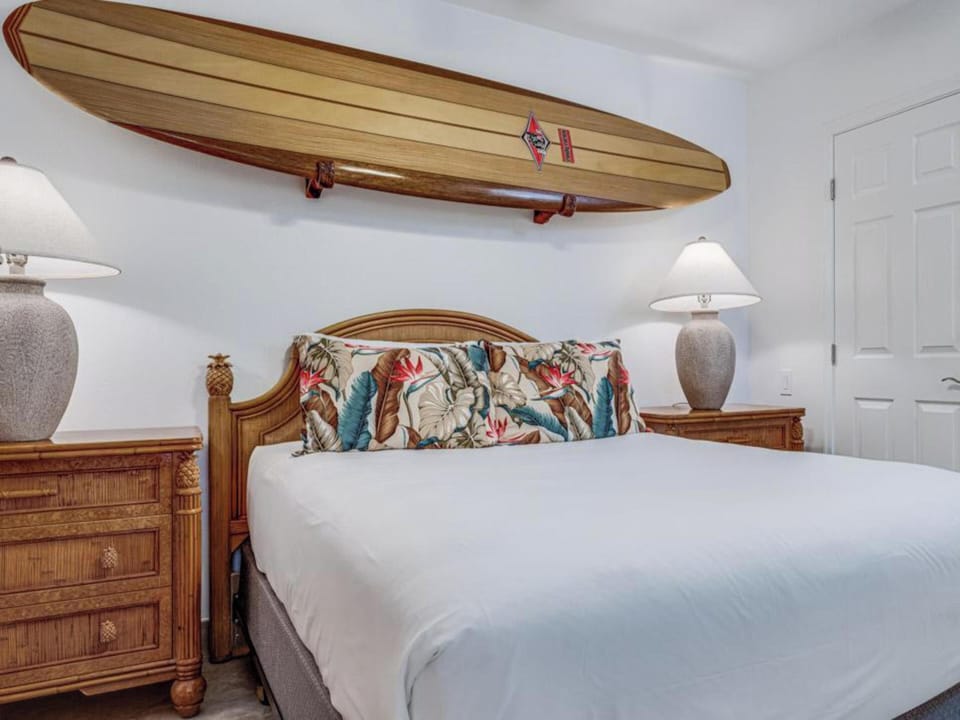 Enclosed den that serves as second bedroom