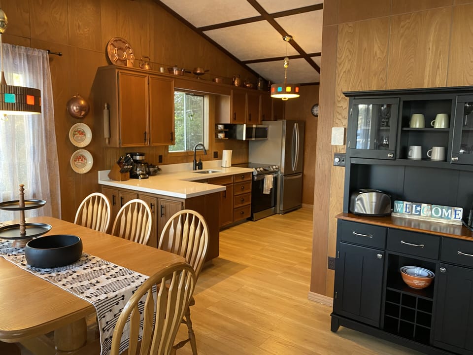KITCHEN / DINNING AREA