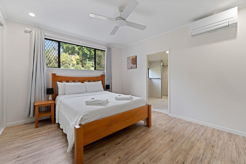 Luxury House | Desk, iron/ironing board, free WiFi