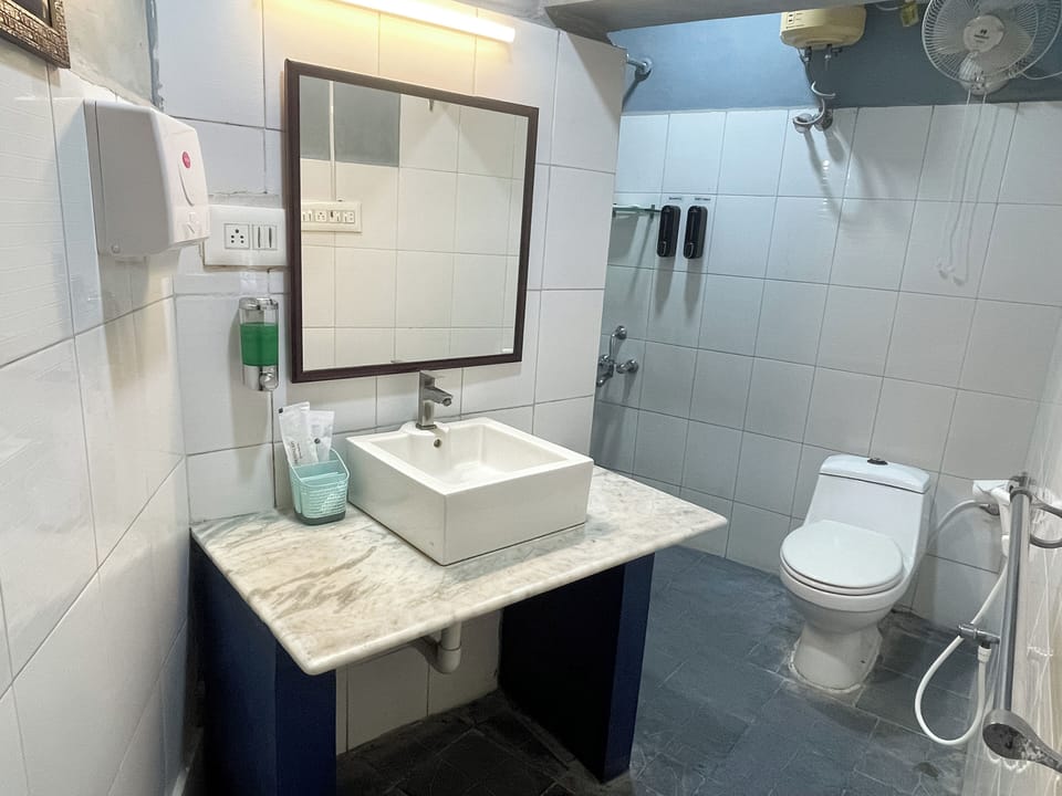Standard Room | Bathroom | Shower, free toiletries, bidet, towels