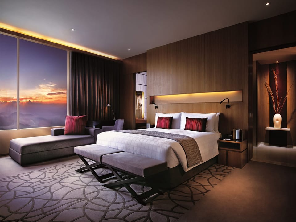 Minibar, in-room safe, desk, iron/ironing board