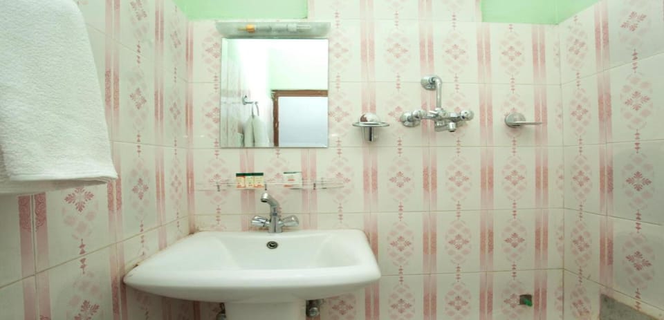 Deluxe Single Room | Free WiFi, bed sheets
