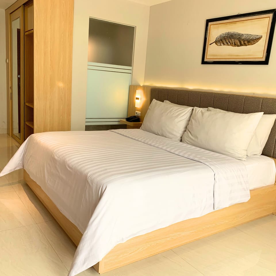 Deluxe Double Room | Minibar, in-room safe, desk, laptop workspace