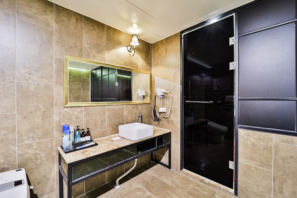 Royal Twin Room | Bathroom | Separate tub and shower, free toiletries, hair dryer, bathrobes