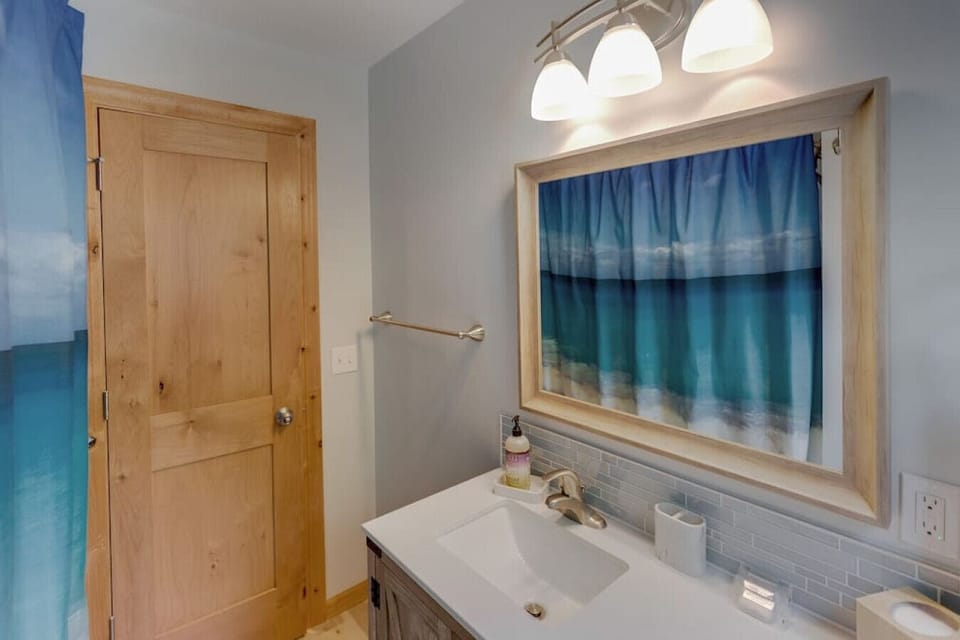 Main bathroom between bedroom 2 & 3