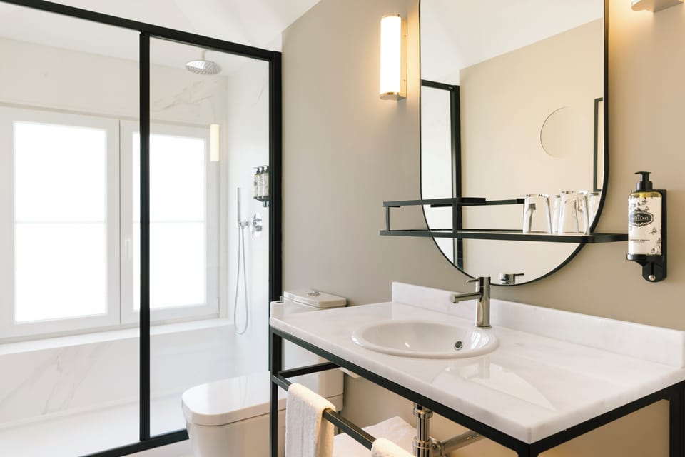 Junior Suite | Bathroom | Shower, rainfall showerhead, hair dryer, towels