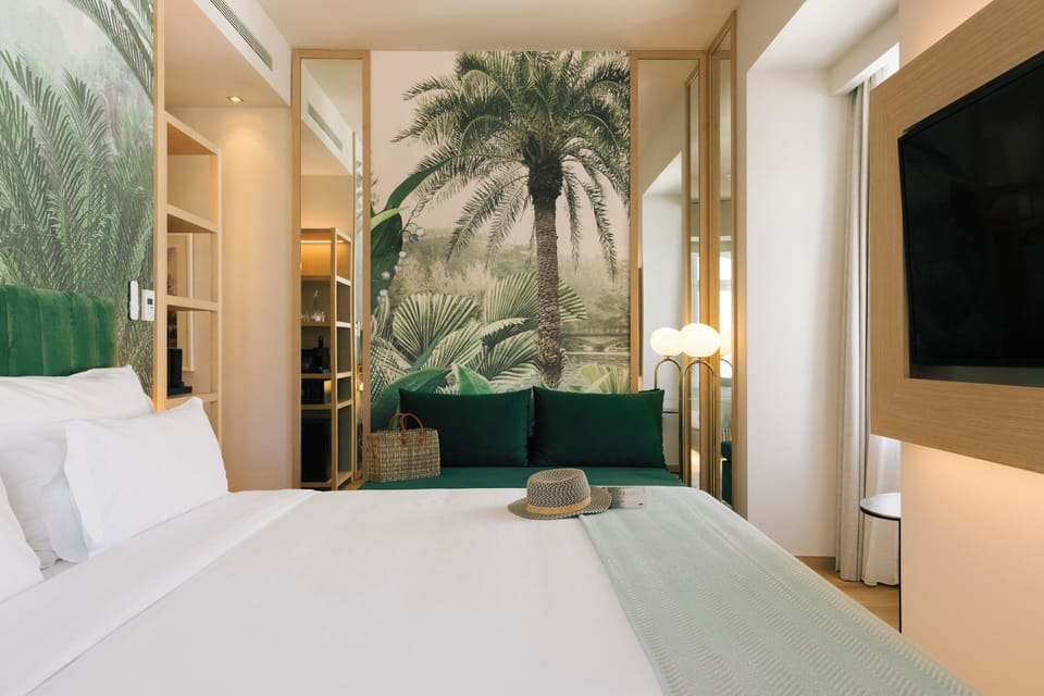Premium Room (Corner) | Minibar, in-room safe, laptop workspace, blackout drapes