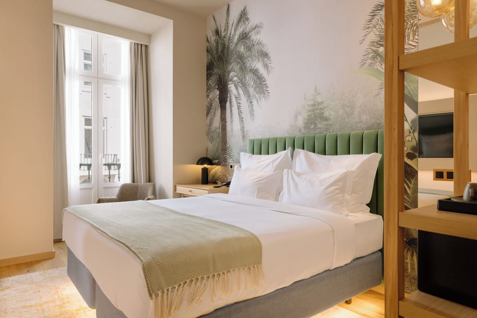 Classic Room | Minibar, in-room safe, laptop workspace, blackout drapes