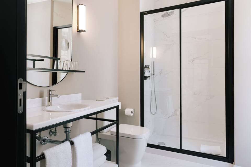 Superior Room | Bathroom | Shower, rainfall showerhead, hair dryer, towels