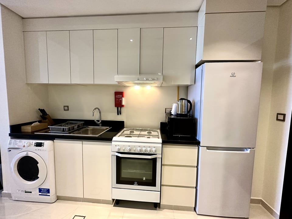 City Studio Suite | Private kitchen | Fridge, microwave, oven, stovetop