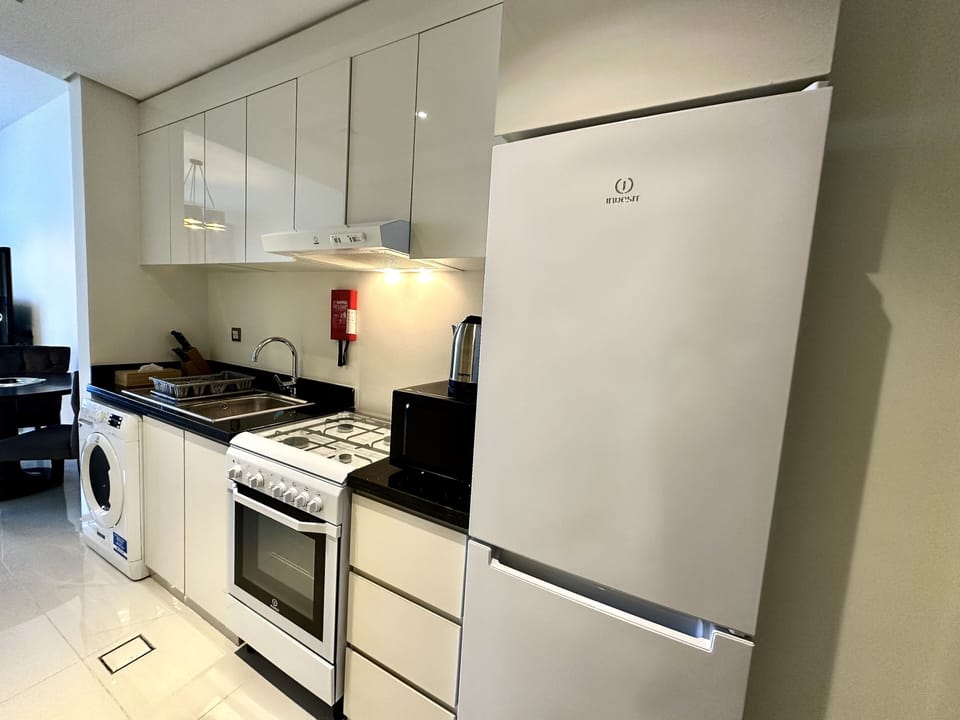 City Studio Suite | Private kitchen | Fridge, microwave, oven, stovetop