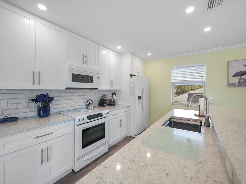 Updated full kitchen upstairs