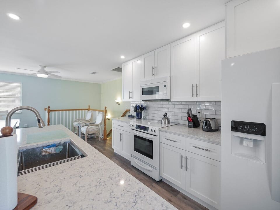 Updated full kitchen 2nd floor