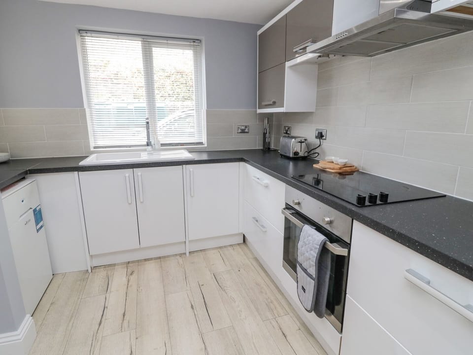 Fridge, cookware/dishes/utensils