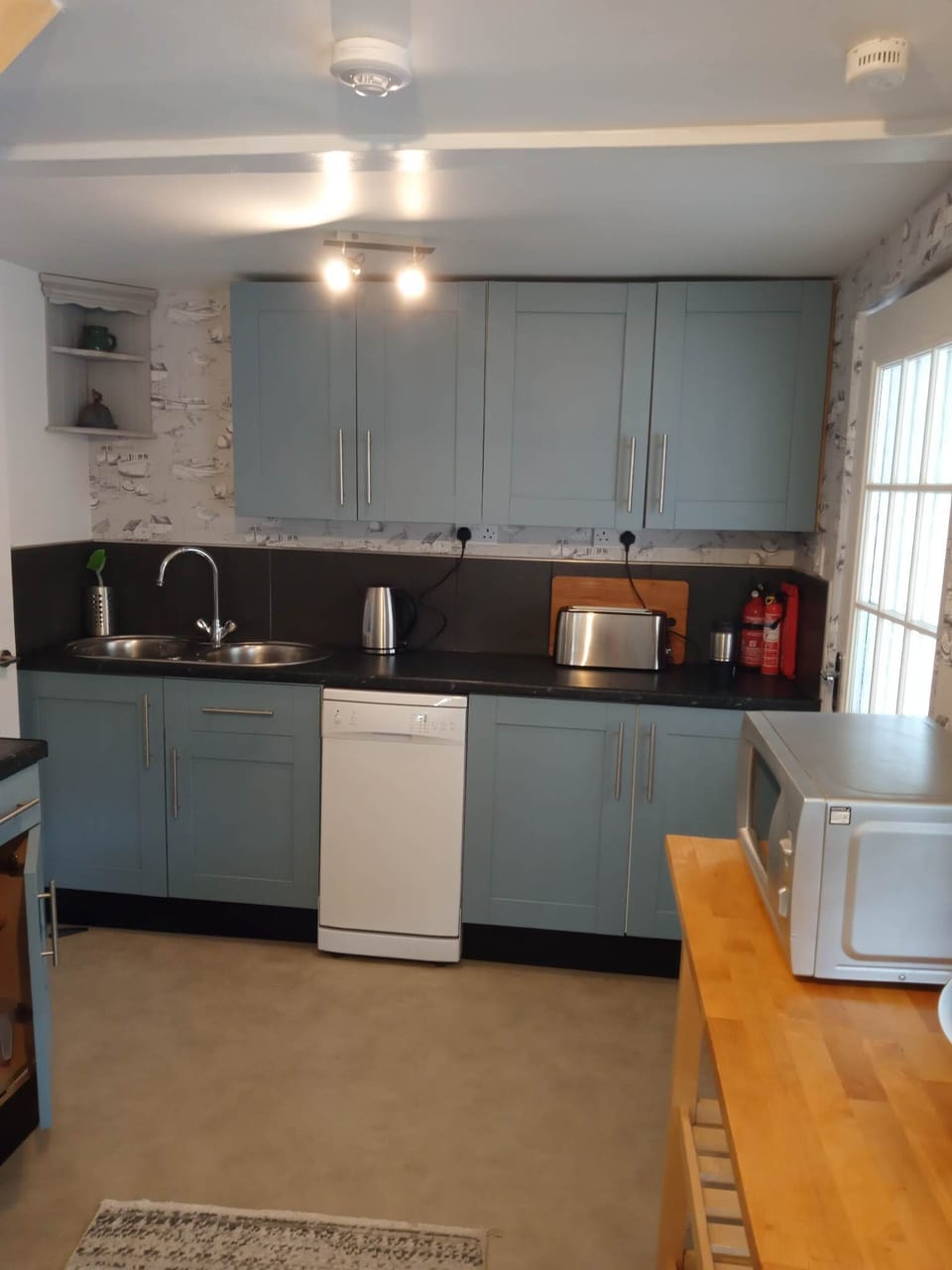 House | Private kitchen | Fridge, microwave, oven, stovetop