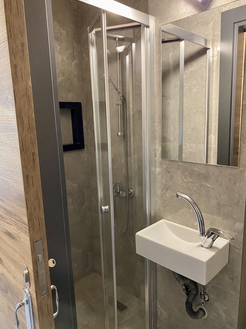 Classic Single Room | Bathroom | Shower, free toiletries, hair dryer, slippers