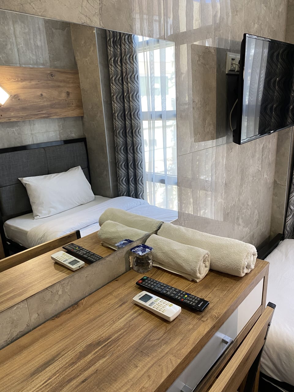 Classic Single Room | Minibar, in-room safe, desk, iron/ironing board