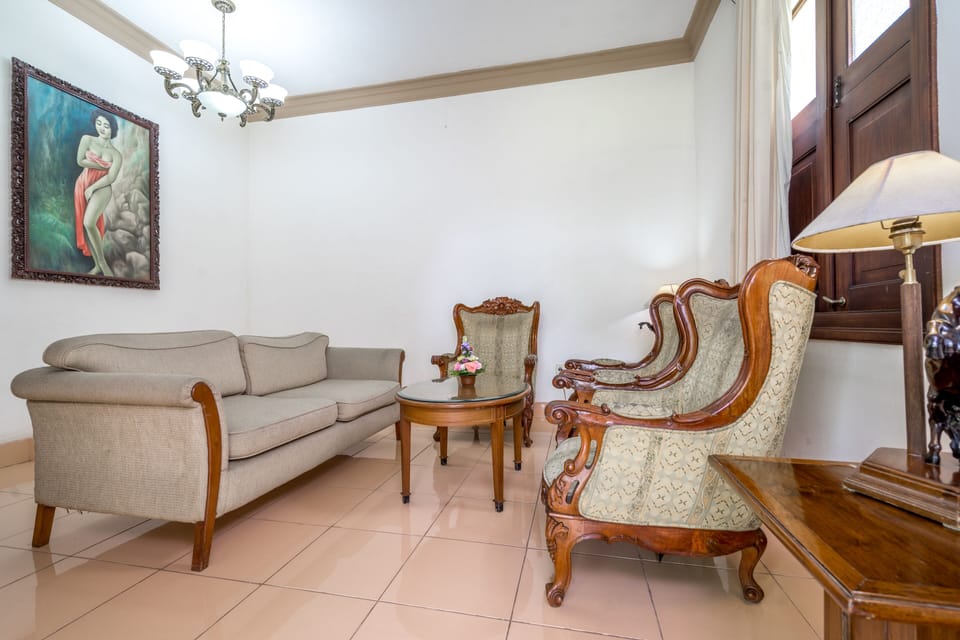 Suite, Garden View | Living area | 20-inch TV with cable channels