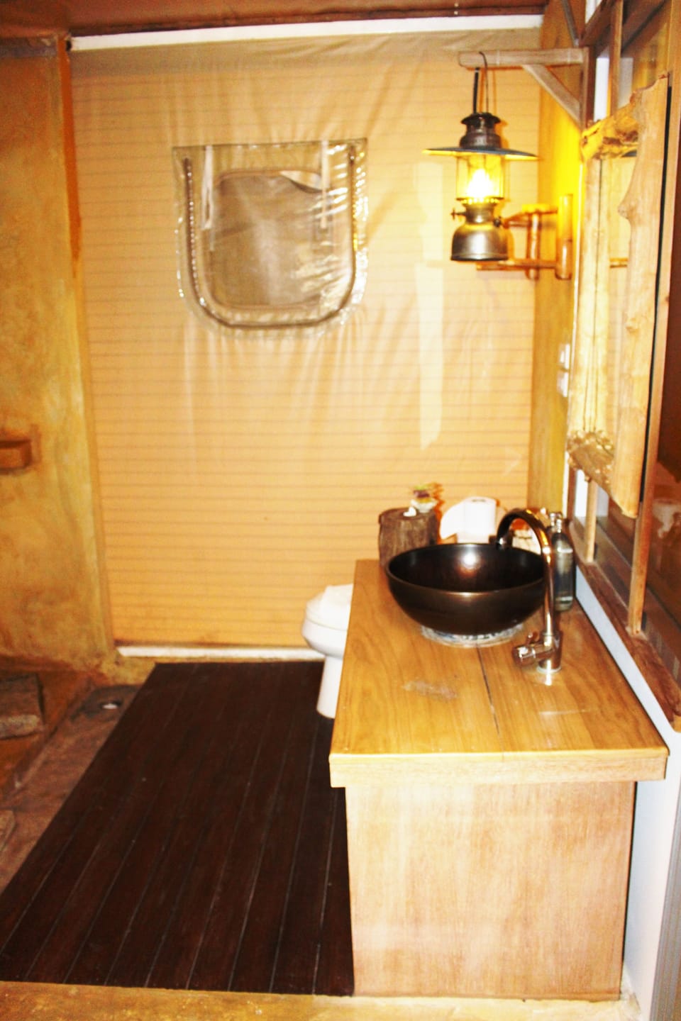 Combined shower/tub, rainfall showerhead, free toiletries, hair dryer