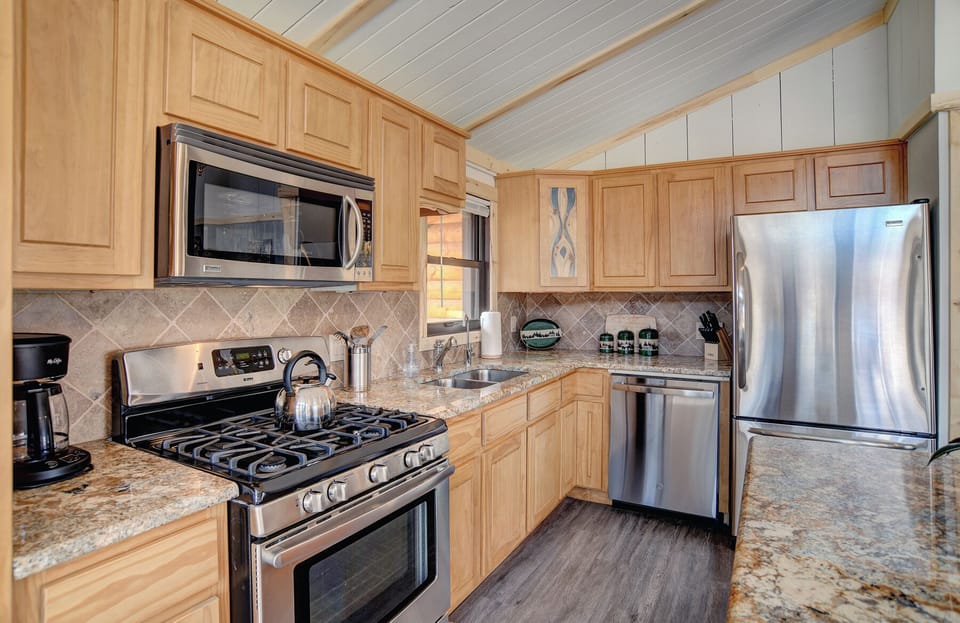 Kitchen Warrick Cabin VRC Rental Home - Fully equipped kitchen with granite countertops and gas range.